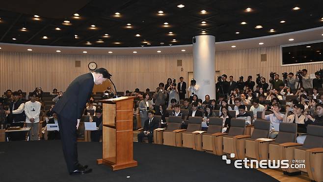 최태원 SK그룹 회장이 7일 서울 중구 SKT타워에서 유심 해킹 사태에 대한 브리핑을 열고 고개 숙여 사과하고 있다. 김민수기자 mskim@etnews.com 2024.05.07