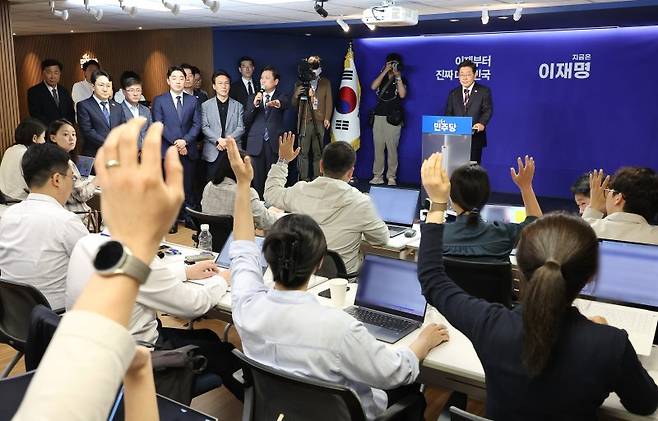 더불어민주당 이재명 대선 후보가 지난 25일 서울 여의도 당사에서 열린 기자회견에서 취재진의 질문을 받고 있다. 연합뉴스