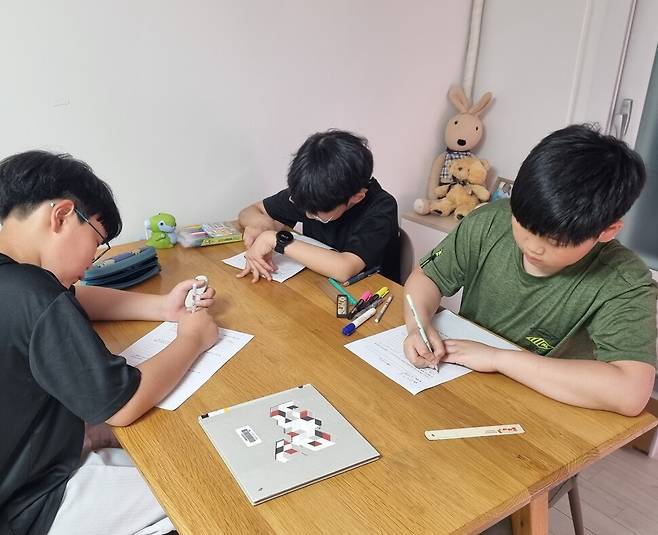 한순호씨의 자녀 민서와 친구들이 독서 글쓰기를 하는 모습. 한순호씨 제공