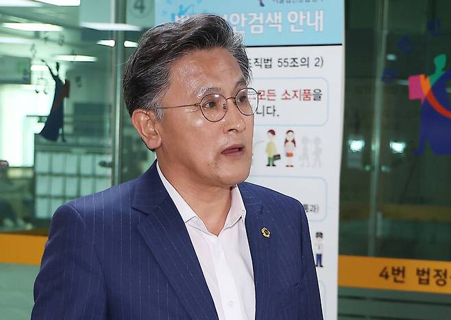 건설업자로부터 금품을 수수한 혐의를 받는 박성만 경북도의회 의장이 지난달 30일 구속 전 피의자 심문(영장실질심사)에 출석하기 위해 서울 서초구 서울중앙지방법원으로 향하고 있다. 연합뉴스