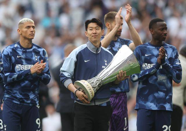 손흥민(토트넘)과 그의 동료들이 26일 영국 런던의 토트넘 홋스퍼 스타디움에서 열린 브라이튼과의 EPL 최종전 이후 그라운드를 돌며 팬들에게 인사하고 있다. 손흥민은 이날 경기에 나서지 않았다. 런던=EPA 연합뉴스손흥민(토트넘)과 그의 동료들이 26일 영국 런던의 토트넘 홋스퍼 스타디움에서 열린 브라이튼과의 EPL 최종전 이후 그라운드를 돌며 팬들에게 인사하고 있다. 손흥민은 이날 경기에 나서지 않았다. 런던=EPA 연합뉴스