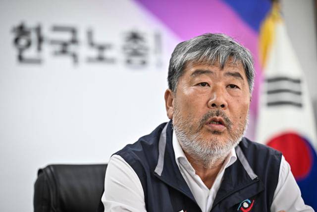김동명 한국노총 위원장이 21일 서울 여의도 한국노총 위원장실에서 한국일보와 인터뷰하고 있다. 정다빈 기자