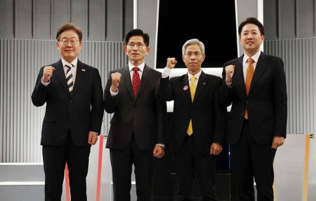 왼쪽부터 이재명 더불어민주당, 김문수 국민의힘, 권영국 민주노동당, 이준석 개혁신당 대선 후보가 23일 서울 영등포구 KBS 본관 스튜디오에서 제21대 대통령선거 2차 토론회를 시작하기 앞서 기념촬영을 하고 있다. 국회사진기자단