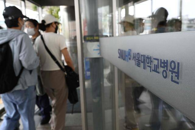 전공의 추가 모집이 시작된 20일 서울 종로구 서울대병원 안으로 시민들이 들어가고 있다. 정부는 사직 전공의들의 복귀 조건인 수련 특례를 제공하겠다고 밝혔다. 강예진 기자