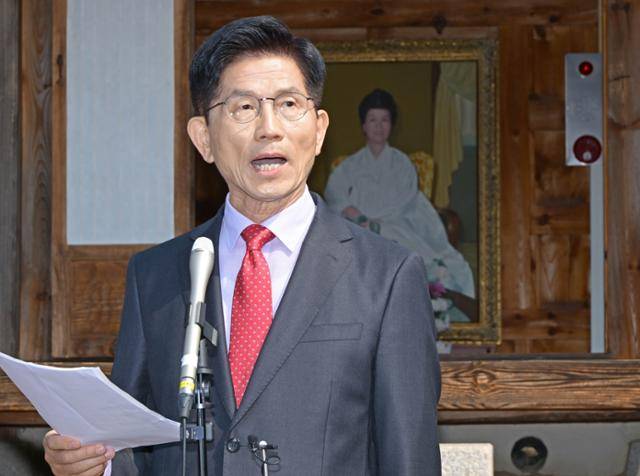 김문수 국민의힘 대선 후보가 25일 충북 옥천군의 육영수 여사(박근혜 전 대통령의 모친) 생가를 방문한 자리에서 현안 관련 입장 발표를 하고 있다. 옥천=정다빈 기자