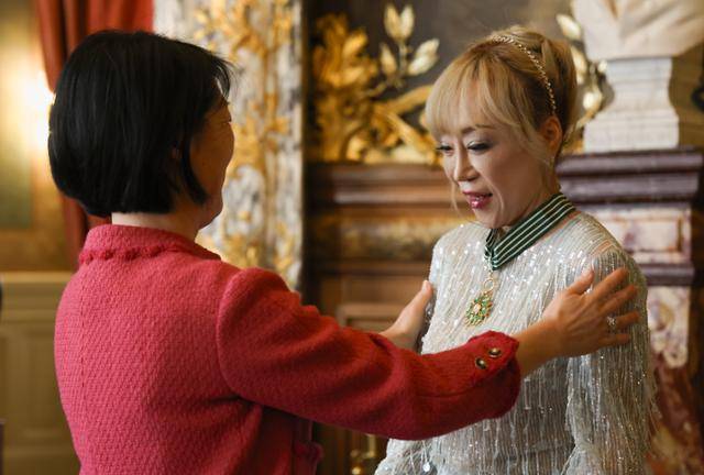 소프라노 조수미가 26일 프랑스 파리 오페라 코미크 극장에서 한국계인 플뢰르 펠르랭 프랑스 문화부 전 장관에게 프랑스 문화예술공로훈장 최고 등급인 코망되르를 받고 있다. 파리=뉴스1