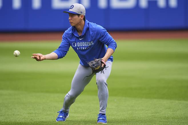 <yonhap photo-1083=""> Los Angeles Dodgers' Hyeseong Kim, of Korea, warms up before a baseball game against the New York Mets Saturday, May 24, 2025, in New York. (AP Photo/Frank Franklin II)/2025-05-25 05:55:07/ <저작권자 ⓒ 1980-2025 ㈜연합뉴스. 무단 전재 재배포 금지, AI 학습 및 활용 금지></yonhap>