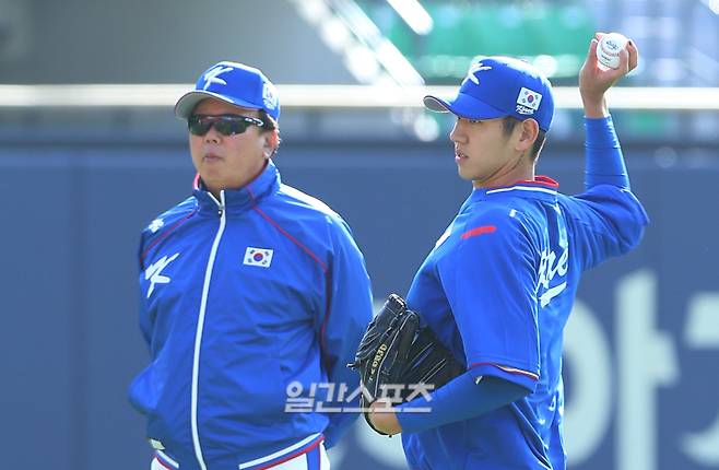 2015년 프리미어12를 앞두고 이대은을 지도하는 선동열 당시 국가대표팀 투수코치. IS 포토