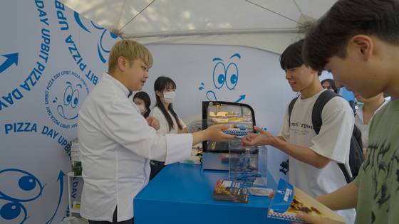 윤남노 셰프가 '2025 업비트 피자데이'를 맞아 대학교 캠퍼스를 찾은 모습. 두나무