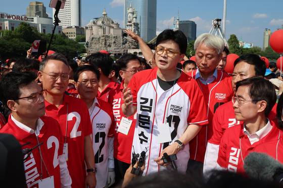 한동훈 전 국민의힘 대표가 25일 오후 서울 송파구 석촌호수에서 김문수 대통령 후보 지원 유세를 마치고 취재진 질문에 답하고 있다. 뉴스1