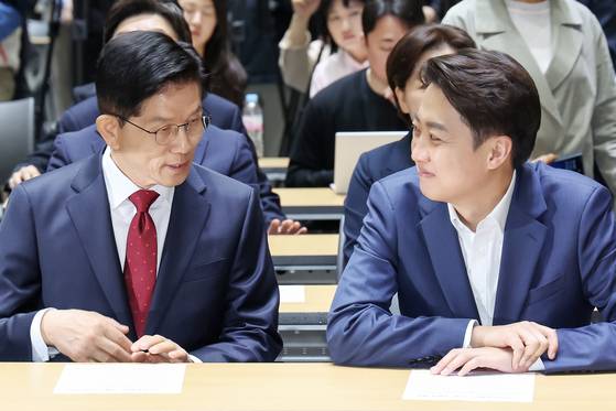 김문수 국민의힘 대선후보(왼쪽)와 이준석 개혁신당 대선후보가 19일 오전 서울 중구 서울시청에서 열린 '약자와 동행하는 서울 토론회'에 참석해 나란히 앉아 있다. 뉴스1