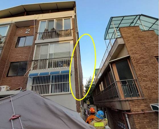 20일 오후 6시13분쯤 경기 수원시 장안구 송죽동의 한 다세대주택에서 외벽이 일부 부풀었다는 신고가 접수돼 주민 13명이 대피했다. 경기도소방재난본부