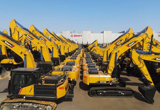 지난달 15일 중국 상하이에 진열된 삼일중공업의 수출용 굴삭기들의 모습. 상하이는 제조업을 도시의 핵심 경쟁력으로 삼아 중장비 제조, 지능형 제조, 청정 에너지 제조, 지능형 로봇 제조 등 첨단 제조 산업을 육성하고 있다. 신화통신=연합뉴스