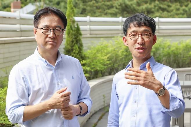 지난 23일 서울 서초구 한 카페에서 만난 송오현 DYB교육그룹 회장(오른쪽)와 김성태 고려대학교 미디어학부 교수(왼쪽). 송 회장이 신간 <메타 필링> 집필 계기를 설명하고 있다. /임형택 기자