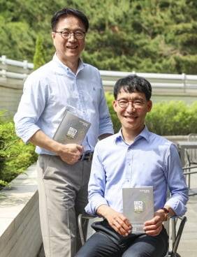 지난 23일 서울 서초구 한 카페에서 만난 송오현 DYB교육그룹 회장(오른쪽)와 김성태 고려대 미디어학부 교수(왼쪽)가 신간 <메타 필링>을 소개하고 있다. /임형택 기자