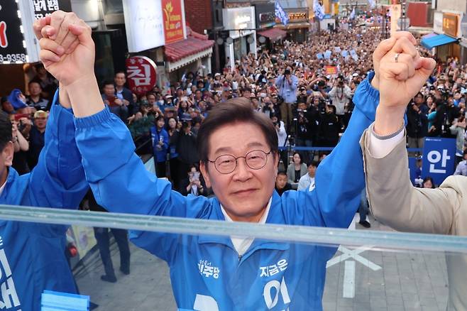 이재명 더불어민주당 대통령 후보가 캐스팅보트인 충청권 공략에 나선 25일 오후 충남 천안시 신부문화거리를 찾아 두팔을 번쩍 들며 인사하고 있다. 뉴스1