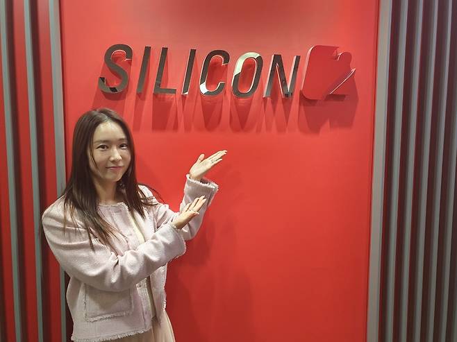 김슬기 차장이 회사의 경영 이념을 소개하고 있다. 성남=윤현주 기자