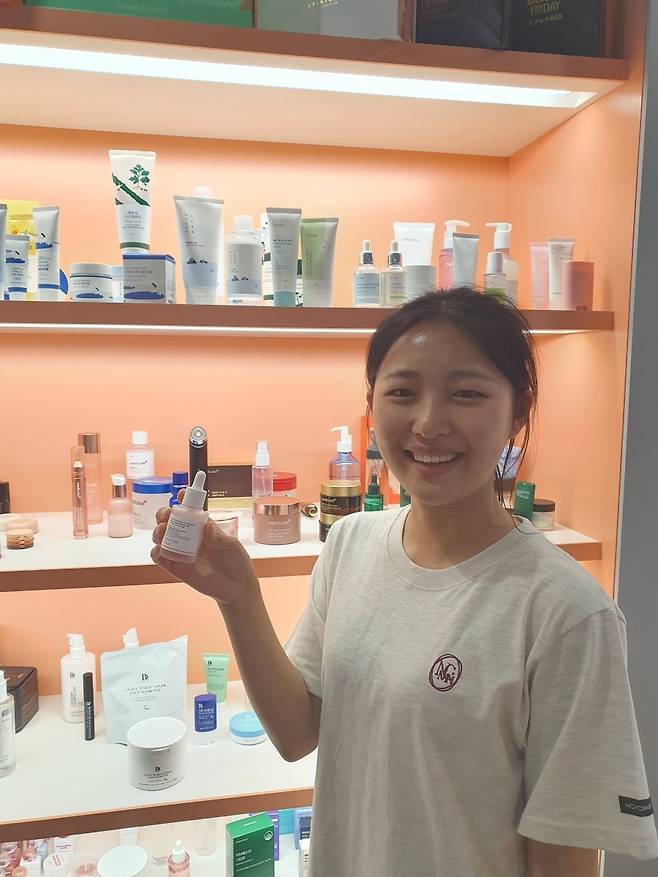 강수진 사원이 거래처 화장품을 들어 보이고 있다. 성남=윤현주 기자