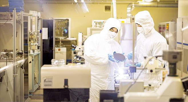 한양대 ERICA 차세대반도체융합공학부 학생들이 연구하고 있다. 한양대 ERICA 제공