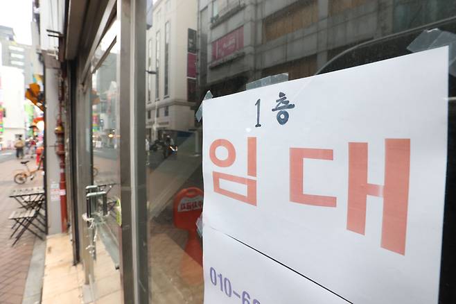 서울의 한 식당에 임대 안내문이 붙어 있다. 연합뉴스