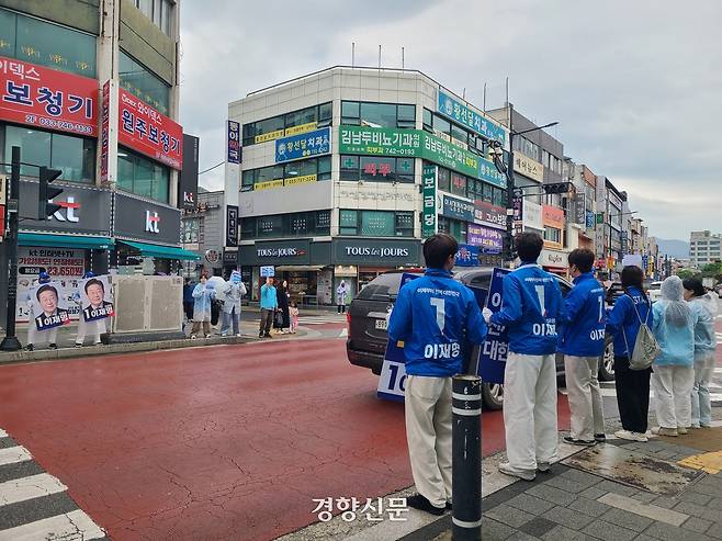 지난 24일 강원 원주 중앙시장 인근에서 이재명 더불어민주당 후보 선거운동원들이 유세를 하고 있다. 이보라 기자