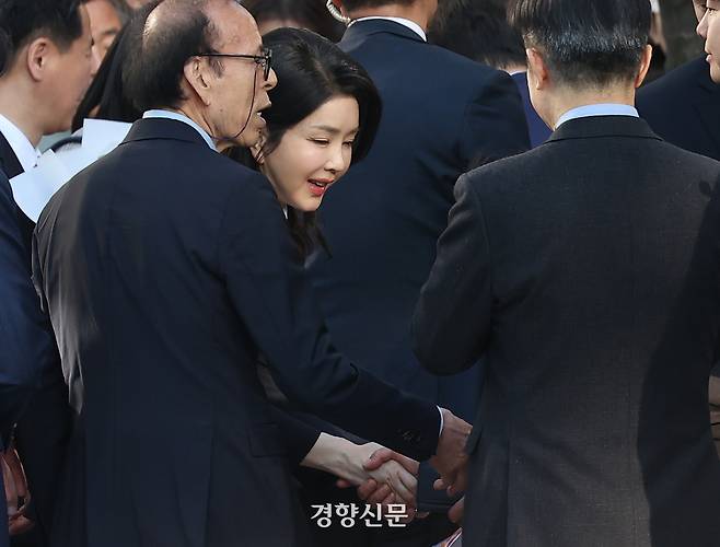 김건희 여사가 지난달 11일 서울 서초구 아크로비스타 사저로 향하며 주민과 악수하고 있다. 정효진 기자