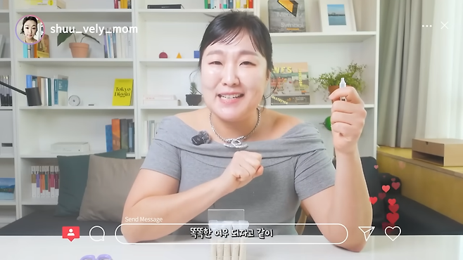 코미디언 이수지가 유튜브 채널 ‘핫이슈지’에서 라이브 쇼핑 인플루언서 ‘슈블리맘’ 캐릭터를 연기하고 있다. 유튜브 캡처.