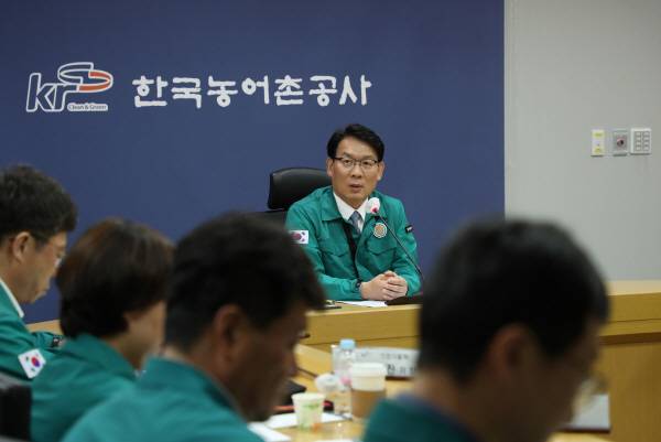 김인중 한국농어촌공사 사장이 26일 ‘여름철 농경지 침수 방지 및 시설관리 대책’을 보고 받은 뒤 발언하고 있다. 공사 제공