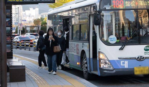 부산 시내버스 운행 모습. 국제신문DB