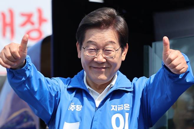 이재명 더불어민주당 대선 후보가 '캐스팅보트'로 꼽히는 충남지역 유세에 나선 25일 충남 당진시 당진전통시장에서 열린 유세에서 엄지손가락을 치켜세우고 시민들에게 인사하고 있다. 연합뉴스