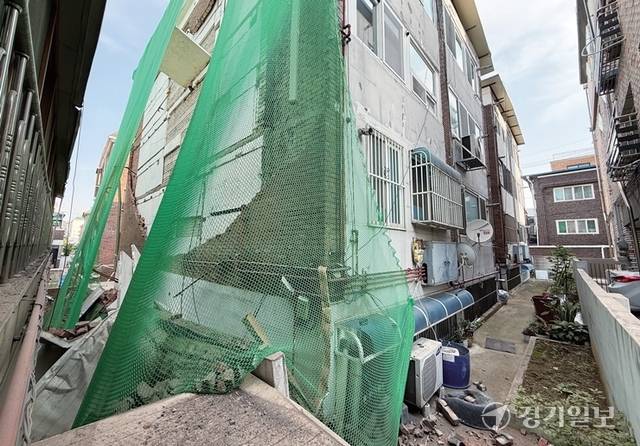 외벽 팽창 현상으로 대피 조치가 내려졌던 수원특례시 장안구 송죽동 한 다세대주택이 26일 벽체가 붕괴해 치장벽 안쪽이 훤하게 드러나 있다. 조주현기자