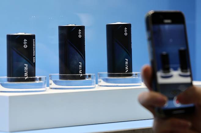 지난 3월 5일 서울 강남구 코엑스에서 열린 인터배터리 2025의 삼성SDI 부스에서 관람객이 원형 배터리 사진을 찍고 있다. 기사 내용과 직접 관련 없는 이미지. <연합뉴스>