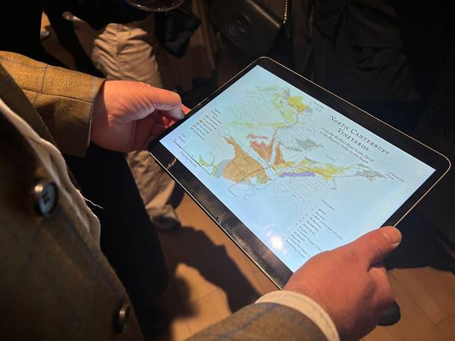 23일 오후 서울 강남 신세계. 뉴질랜드에서 직접 날아온 와인 브랜드사 관계자인 스티븐 맥고완씨는 직접 고객들에게 와인의 맛과 향을 설명하며 대표 품종 와인의 시음을 권했다./사진=하수민기자