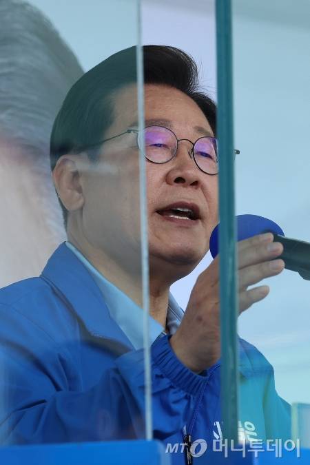 이재명 더불어민주당 대선 후보가 26일 오후 경기 수원시 팔달문 영동시장 입구를 찾아 지지를 호소하고 있다. / 사진=뉴스1