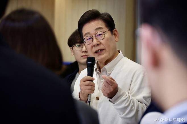 (수원=뉴스1) 안은나 기자 = 이재명 더불어민주당 대통령 후보가 26일 경기 수원시 아주대학교를 찾아 '아주대와 함께하는 아주 특별한 대학생 간담회'를 하고 있다. (공동취재) 2025.5.26/뉴스1 Copyright (C) 뉴스1. All rights reserved. 무단 전재 및 재배포, AI학습 이용 금지. /사진=(수원=뉴스1) 안은나 기자