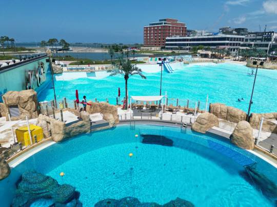 경기 시흥시 거북섬에 있는 인공 서핑장 ‘웨이브파크’ 전경.