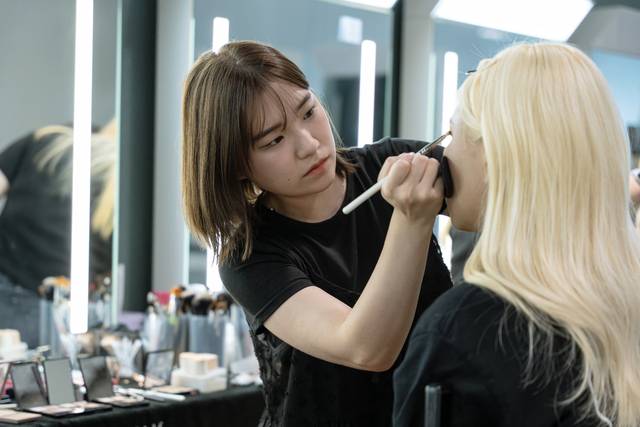 아모레퍼시픽재단 뷰티 산업 인재 육성 프로그램 참여자가 브랜드 메이크업을 진행하고 있다. 각사 제공