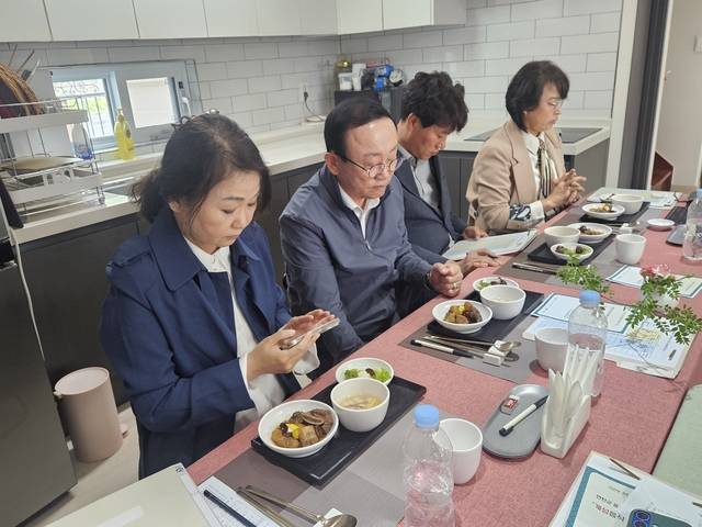 지난 15일 개성음식 시식회에 참석한 김덕현(왼쪽 두번째) 연천군수가 참가자들과 함께 개성 음식을 맛보고 있다.