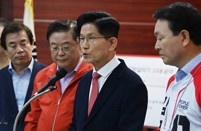 김문수 국민의힘 대선후보가 26일 오전 충남 천안시 국민의힘 충남도당에서 ‘전국을 새롭게 지방시대 공약 발표’를 하고 있다. 이상섭 기자