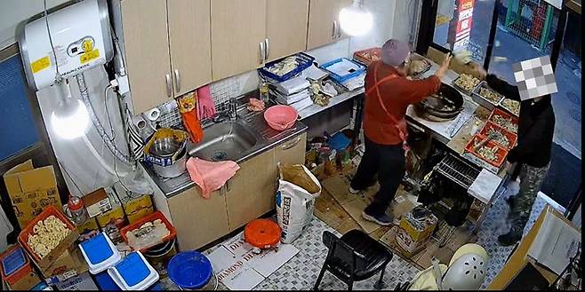 주취폭력사범이 평택 한 재래시장 분식집에서 주인에게 튀김을 던지고 있는 모습. (사진=경기남부경찰청 제공) *재판매 및 DB 금지