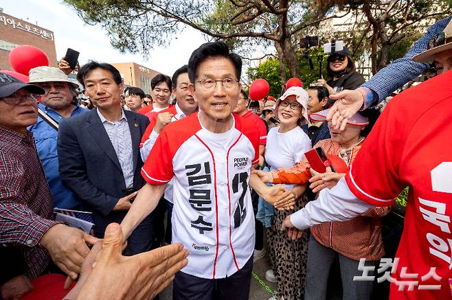 김문수 국민의힘 대선 후보가 26일 오후 경기 용인시 수지구 용인포은아트갤러리 광장에서 열린 내일의 기적을 만들 용인 집중유세에서 시민들과 악수하고 있다. 용인=황진환 기자