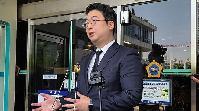 기자들 질문에 답하는 피해자 김하늘양 측 변호인