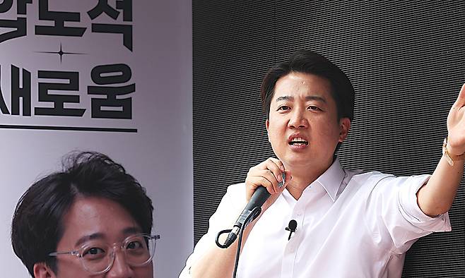 개혁신당 이준석 대선 후보가 24일 경기도 수원시 팔달구 수원역 로데오거리에서 지지를 호소하고 있다.수원=연합뉴스