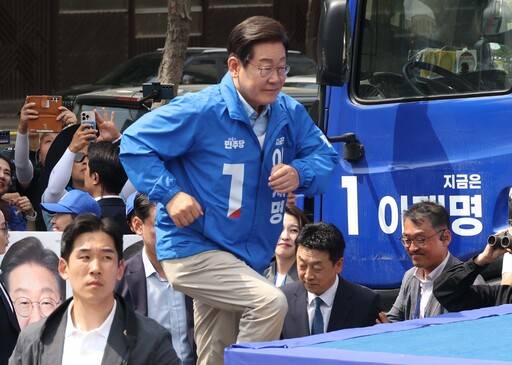 이재명 더불어민주당 대선 후보가 26일 경기 용인시 수지구 단국대 죽전캠퍼스 정문에서 열린 유세에서 연설을 하기 위해 무대위에 오르고 있다. 뉴시스