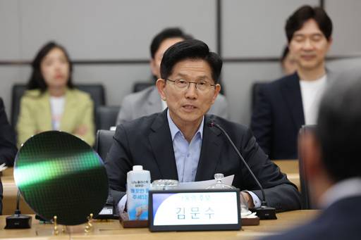 김문수 국민의힘 대통령 후보가 26일 경기 평택시 삼성전자 평택캠퍼스를 방문해 간담회를 갖고 인사말을 하고 있다. 뉴스1