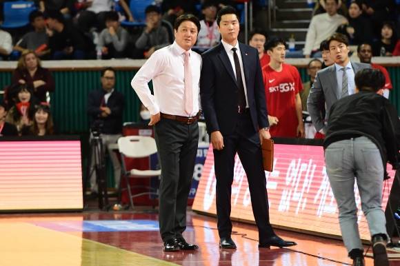 문경은(왼쪽) 감독