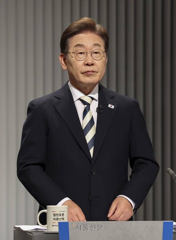 대선후보 2차 토론회 - 더불어민주당 이재명 대선후보가 23일 서울 영등포구 여의도 KBS 스튜디오에서 열린 중앙선거방송토론위원회 주관 제21대 대통령선거 후보자 토론회에 앞서 준비를 하고 있다. 2025.05.23