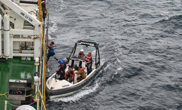 인도 해양경비대가 침몰한 컨테이너선 MSC ELSA 3의 선원들을 구조하고 있다. indian Defence Public Relations Office (PRO) of Mumbai