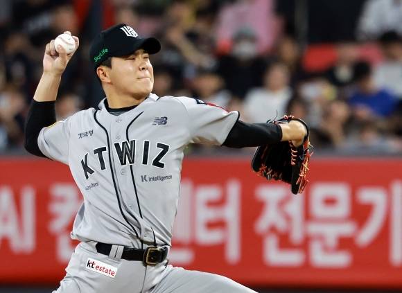 kt 위즈 손동현이 21일 수원 케이티위즈파크에서 열린 2025 KBO리그 정규시즌 KIA 타이거즈와의 홈 경기에서 공을 던지고 있다. 뉴스1