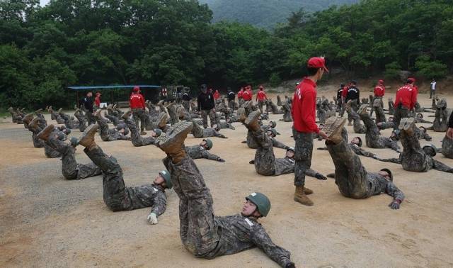 육군 5포병여단 유격훈련에서 장병들이 장애물 코스를 앞두고 유격 체조를 하고 있다. 연합뉴스
